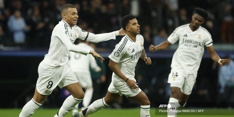Penyerang Real Madrid Rodrygo merayakan gol bersama Kylian Mbappe setelah mencetak gol pembuka pada laga leg pertama babak 16 besar Liga Champions antara Real Madrid CF dan Club Atletico de Madrid di stadion Santiago Bernabeu di Madrid, pada 4 Maret 2025.