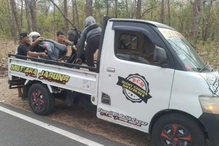 Proses evakuasi motor korban di Jalan Baluran, Kecamatan Banyuputih, Kabupaten Situbondo, Provinsi Jawa Timur pada Senin (24/7/2023).