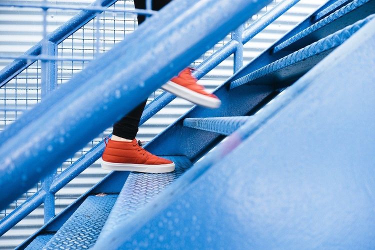 Manfaat naik turun tangga setiap hari lainnya adalah menguatkan otot.