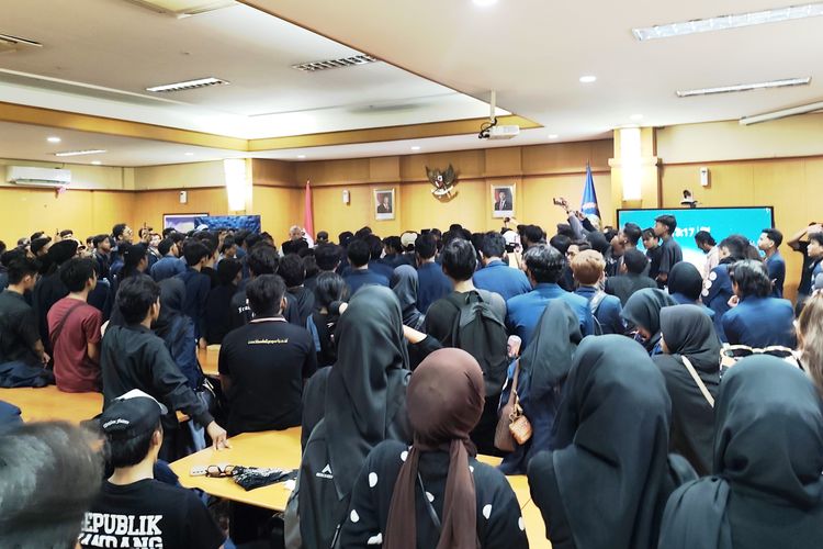 Ratusan Mahasiswa UTM Geruduk Kantor Pemkab Bangkalan Pascakasus Pembegalan Mahasiswi