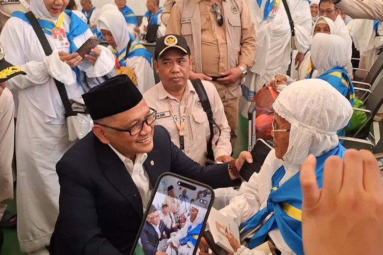 Menhaj Irfan Yusuf Tiba di Bandara Jeddah, Langsung Sapa Jemaah