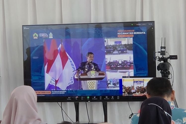 Para ASN Pemkab Pemalang mengikuti secara daring pencanangan program Kecamatan Berdaya oleh Gubernur Jawa Tengah Ahmad Luthfi dari Kecamatan Masaran, Kabupaten Sragen, Jawa Tengah, Kamis (30/10/2025).