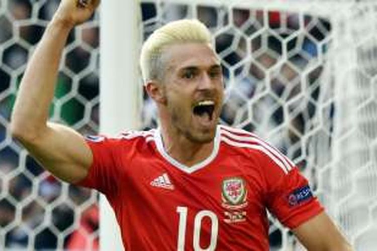 Gelandang Wales, Aaron Ramsey, merayakan gol yang dicetak rekannya ke gawang Slovakia, dalam laga Piala Eropa 2016, di Bodeaux, 11 Juni 2016.