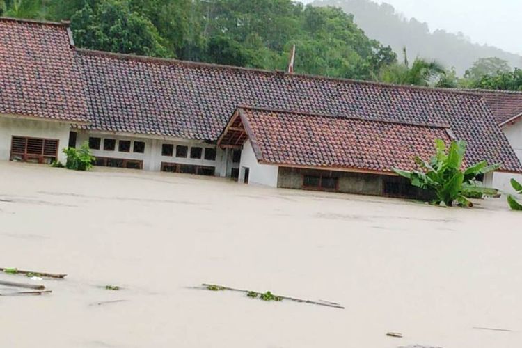 Kondisi SDN Bojongkaso di Kecamatan Agrabinta, Kabupaten Cianjur, Jawa Barat, yang sempat terendam banjir, Rabu (4/12/2024)