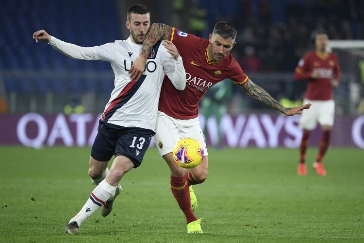 Bek AS Roma Serbia Aleksandar Kolarov (kanan) ditangani oleh bek Bologna Italia Mattia Bani selama pertandingan sepak bola Serie A Italia antara AS Roma dan Bologna pada 7 Februari 2020 di stadion Olimpiade di Roma.