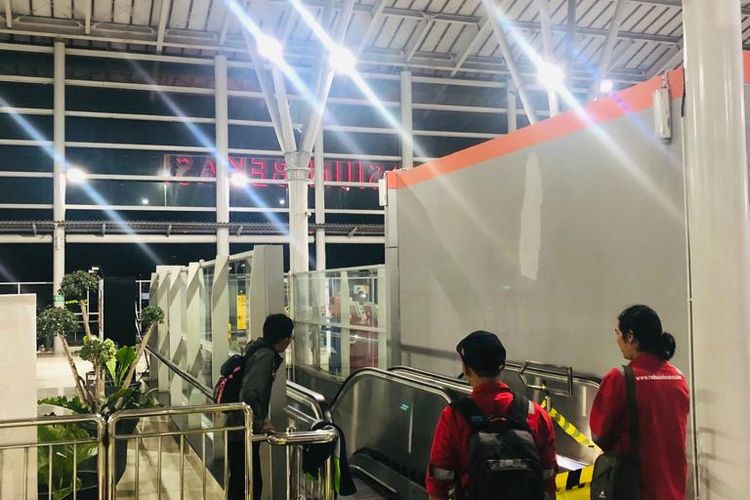 Eskalator yang berada di sisi utara peron 3 dan 4 Stasiun Bekasi mulai diperbaiki hari ini, Jumat (2/2/2024). Perbaikan dimulai setelah suku cadang atau spare part eskalator didatangkan dari luar negeri.