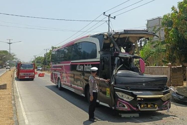 Bus Alam Indah Tabrak Truk Antre Solar di Barru Sulsel, 4 Penumpang Terluka