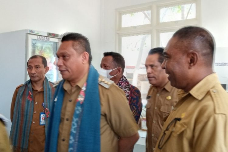 Foto: Bupati Sikka, Fransiskus Roberto Diogo memantau sejumlah bangunan Unit Pelayanan Terpadu (UPT) Laboratorium Kesehatan Daerah Kabupaten Sikka, di Maumere, Senin (12/9/2022).