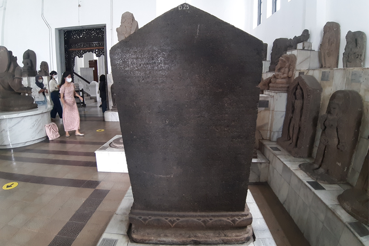 Prasasti Cane peninggalan Raja Airlangga di Museum Nasional Indonesia di Jakarta.