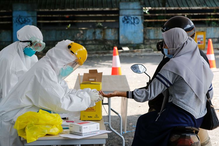 Petugas medis Dinas Kesehatan Kota Bogor melakukan uji cepat (rapid test) massal Covid-19 dengan skema drive thru di GOR Pajajaran, Bogor, Sabtu (4/4/2020). Sebanyak 128 orang dalam pemantauan (ODP) mengikuti rapid test ini dari target 284 orang.