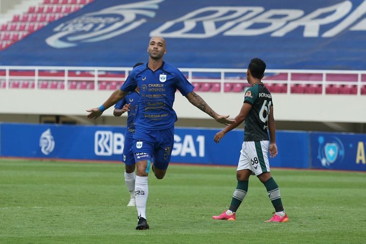 Selebrasi striker PSIS Semarang Bruno Silva saat berhasil menjebol gawang Persikabo 1973 pada pekan ke-12 Liga 1 2021 di Stadion Manahan, Solo, Kamis (18/11/2021).