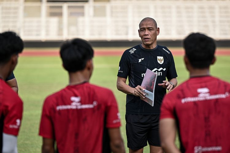 Pelatih Timnas U17 Indonesia Nova Arianto memberikan arahan kepada anak asuhnya saat sesi latihan di Stadion Madya, Kompleks GBK, Senayan, Jakarta, Rabu (15/10/2025). Latihan tersebut sebagai persiapan untuk menghadapi Piala Dunia U17 yang berlangsung di Qatar pada 3-27 November 2025. ANTARA FOTO/Fauzan/tom.