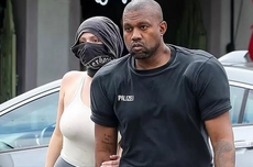Kanye West Pakai Bantalan Bahu Ekstra Tebal dan Kaus Kaki Tanpa Sepatu, Bakal Jadi Tren Baru?