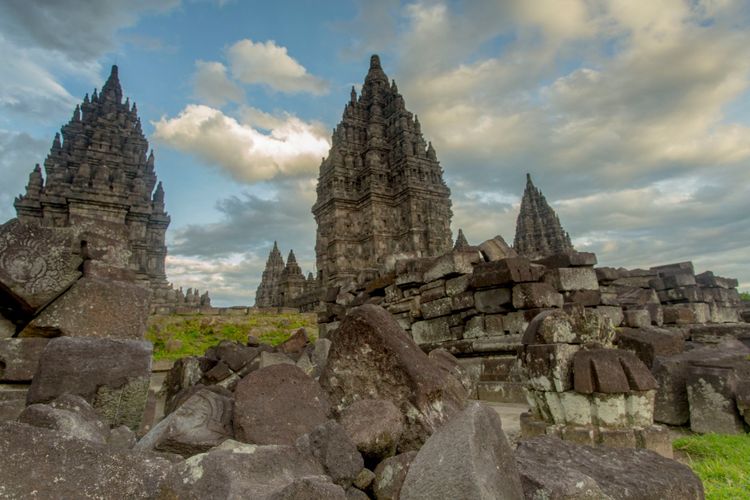 Atap candi yang mewakili dunia dewa-dewa adalah