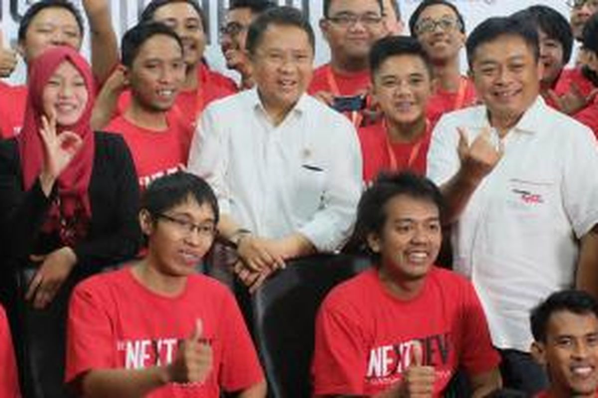 Menkominfo Rudiantara dan Direktur Utama Telkomsel Ririek Adriansyah bertemu tim finalis NextDev di Jakarta, Jumat (23/10/2015).