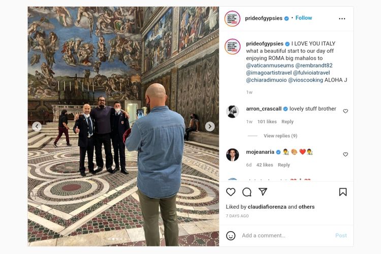 Tangkap layar unggahan Jason Momoa di akun Instagramnya. Jason berpose di Kapel Sistina Vatikan.