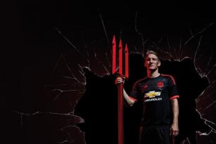 Bastian Schweinsteiger menjadi model peluncuran kostum ketiga Manchester United untuk musim 2015-2016.