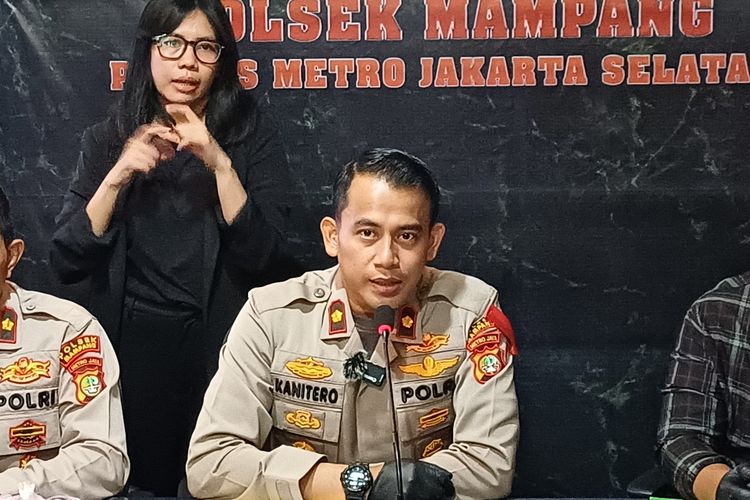 Kapolsek Mampang Kompol David Yunior Kanitero saat jumpa pers di kantornya, Jumat (8/3/2024).