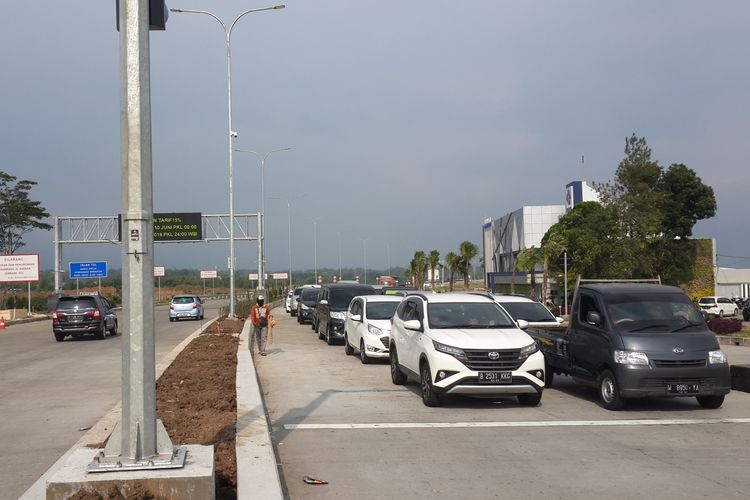 Kendaraan dari pintu Tol Singosari, Tol Pandaan-Malang saat antri di persimpangan Karanglo Kabupaten Malang, Senin (27/5/2019)