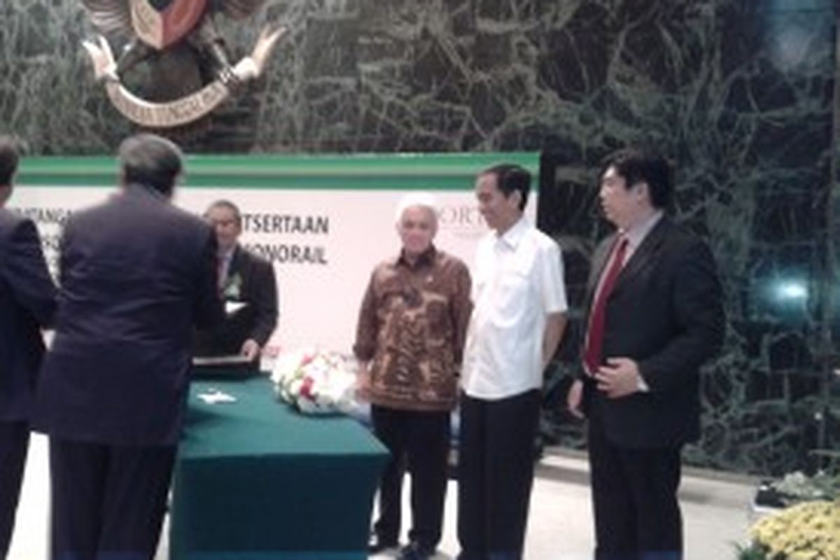 Menteri Koordinator Perekonomian Hatta Rajasa dan Gubernur DKI Jakarta Joko Widodo saat menyaksikan Penandatanganan Perjanjian Keikutsertaan Dalam Konsorsium Proyek Jakarta Monorel, Sabtu (29/6/2013) di Balai Kota DKI Jakarta