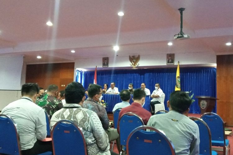 Foto: Bupati Ende, NTT Djafar Achmad saat berdialog bersama anggota Badan Pembinaan Ideologi Pancasila (BPIP) dan sejumlah pimpinan Organisasi Perangkat Daerah (OPD) di Kantor Bupati Ende, Selasa (11/5/2022).