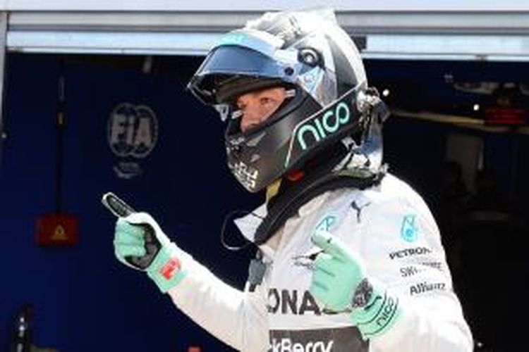 Pebalap Mercedes asal Jerman, Nico Rosberg, merayakan keberhasilannya mencatat waktu tercepat pada sesi kualifikasi GP Monaco, Sabtu (24/5/2014).