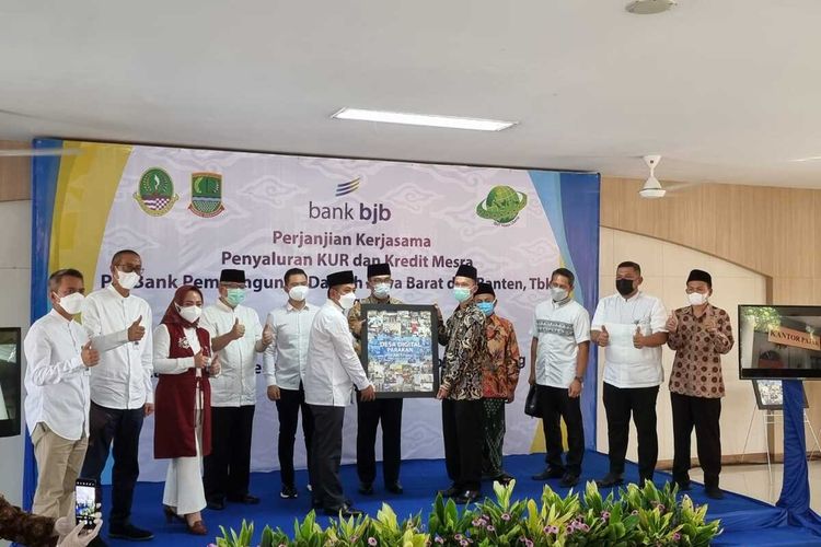 Simbolis penyaluran KUR dan kredit Mesra oleh bank bjb Karawang pada program desa digital. Penyerahan itu disaksikan langsung Gubernur Jawa Barat Ridwan Kamil, Juni 2021 lalu.