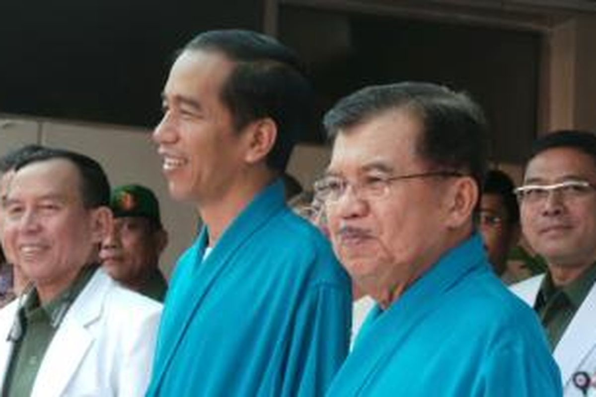 Pasangan bakal calon presiden dan wakil presiden dari poros koalisi Partai Demokrasi Indonesia Perjuangan, Kamis (22/5/2014), menjalani tes kesehatan di RSPAD Gatot Soebroto, Jakarta Pusat. Dalam gambar, mereka sudah mengenakan 