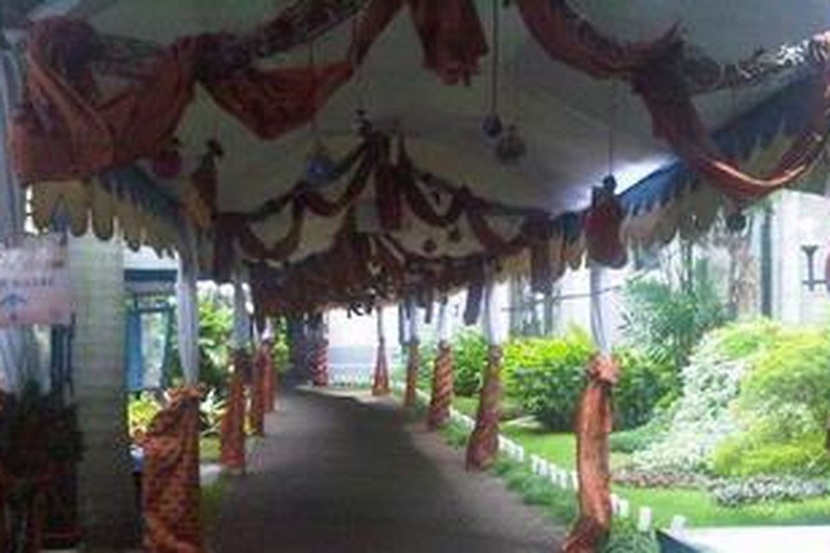 Nuansa batik dapat terlihat di lorong menuju pintu masuk geraja Katedral, Jakarta.  