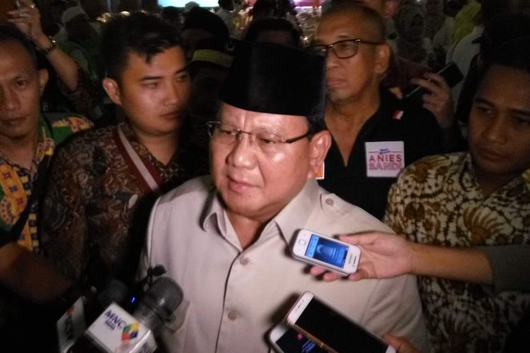 Ketua Umum Partai Gerindra Prabowo Subianto saat diwawancarai di Hotel Dharmawangsa, Jakarta Selatan, Senin (3/4/2017).