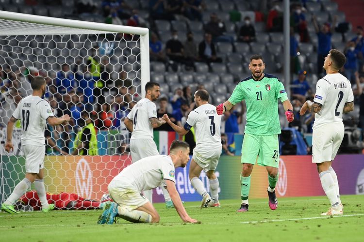 MUENCHEN, JERMAN - 2 JULI: Gianluigi Donnarumma beraksi bersama pemain-pemain Italia dalam laga perempat final Euro 2020 melawan Belgia di Football Arena, Muenchen, pada 2 Juli 2021.