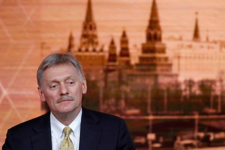 Juru bicara Kremlin Dmitry Peskov mendengarkan selama konferensi pers akhir tahun Presiden Rusia Vladimir Putin di Moskwa, Rusia 19 Desember 2019.