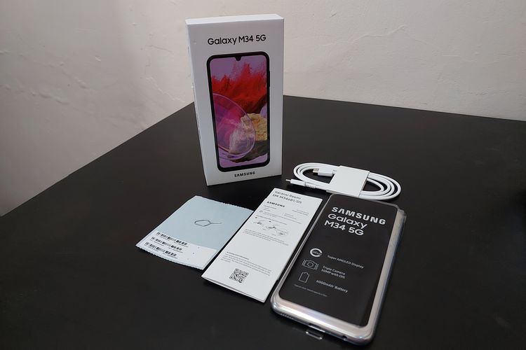 Paket penjualan Samsung Galaxy M34 5G mencakup satu unit ponsel, buku panduan penggunaan (quick start guide), garansi resmi, sim card ejector, serta kabel pengisian daya USB-C. Kepala charger alias adapter dijual terpisah.