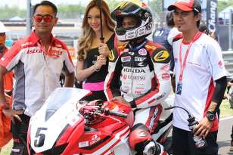 Pebalap Astra Honda Honda Racing (AHRT), Muhammad Febriansyah, bersiap di grid sebelum menjalani race pertama seri kedua Asia Dream Cup di Sirkuit Chang, Buriram, Thailand, Sabtu (7/5/2016).