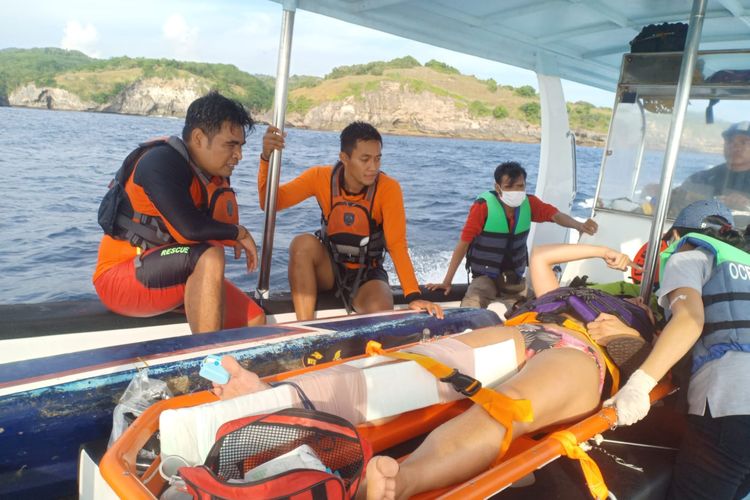 Tim SAR gabungan bersama korban dalam perjalanan menuju Pelabuhan Padangbai, Karangasem, Bali, Sabtu (4/6/2022). Dok.Humas Basarnas Bali