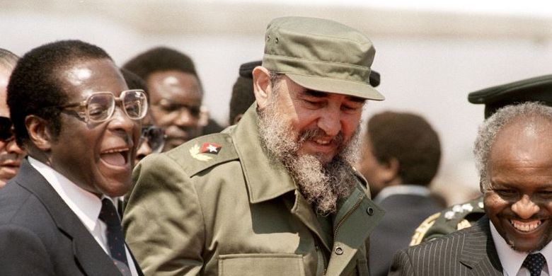 Mendiang Pemimpin Kuba, Fidel Castro, ketika bersama mantan Presiden Zimbabwe, Robert Mugabe (kanan).