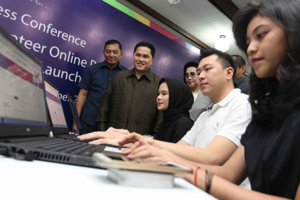 Ketua Inasgoc Erick Thohir (berdiri di belakang, kedua dari kiri) tengah memeriksa kesiapan website pada acara peluncuran situs resmi pendaftaran volunteer alias sukarelawan untuk Asian Games 2018 di Wisma Serbaguna Senayan, Jakarta, (18/9/2017).
