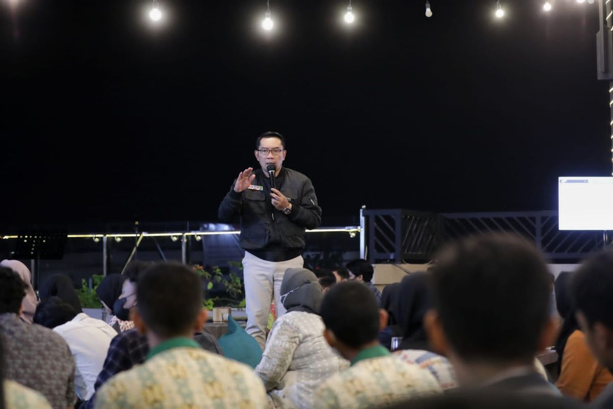Ketua Asosiasi Daerah Penghasil Migas dan Energi Terbarukan (ADPMET) yang juga Gubernur Jawa Barat (Jabar) Ridwan Kamil di hadapan mahasiswa dan pelajar EMIR (Energi Milenial Indonesia Raya) saat melakukan kunjungan kerja ke Banda Aceh, Minggu (26/12/2021). 