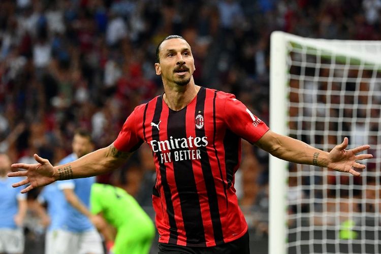 Penyerang AC Milan, Zlatan Ibrahimovic, melakukan selebrasi usai menjebol gawang Lazio dalam laga Liga Italia 2021-2022 di Stadion San Siro, Minggu 12 September 2021.