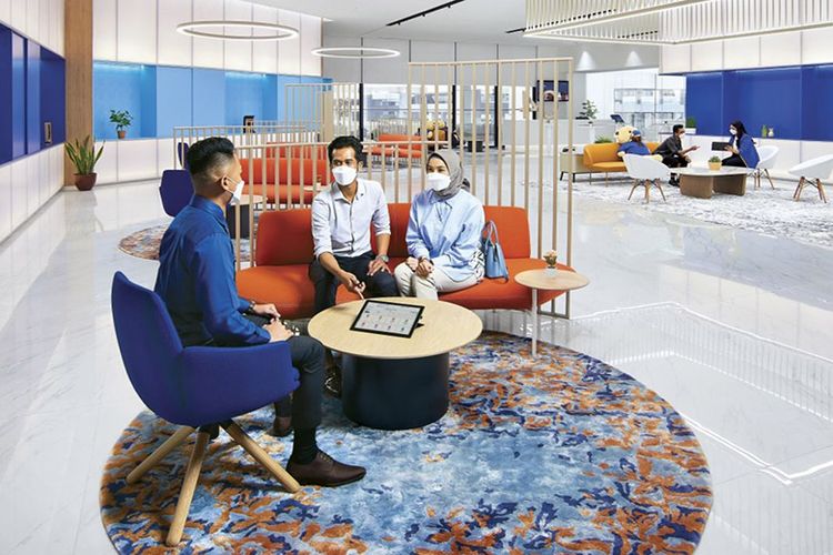 Suasana Customer Lounge Allianz Indonesia yang dirancang dengan konsep terbuka dan modern untuk melayani nasabah.