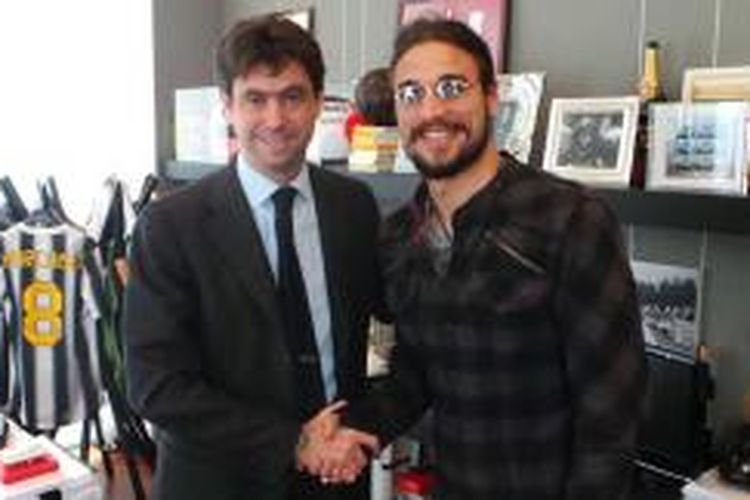 Presiden Juventus, Andrea Agnelli (kiri), memperkenalkan striker baru Pablo Osvaldo (kanan) di markas Juventus, Turin, Jumat (31/1/2014).