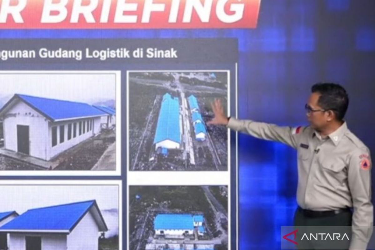 Kepala Pusat Data, Informasi dan Komunikasi Kebencanaan BNPB Abdul Muhari menunjukkan bangunan gudang makanan di Kecamatan Sinak, Kabupaten Puncak, Papua Tengah dalam disaster briefing, Senin (5/7/2024).