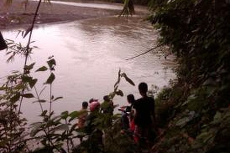 Di aliran sungai Bedadung Desa Ajung Kecamatan Ajung, Jember, Jawa timur, mayat bayi berjenis kelamin perempuan dimakan dua ekor biawak, Kamis (12/12/13)