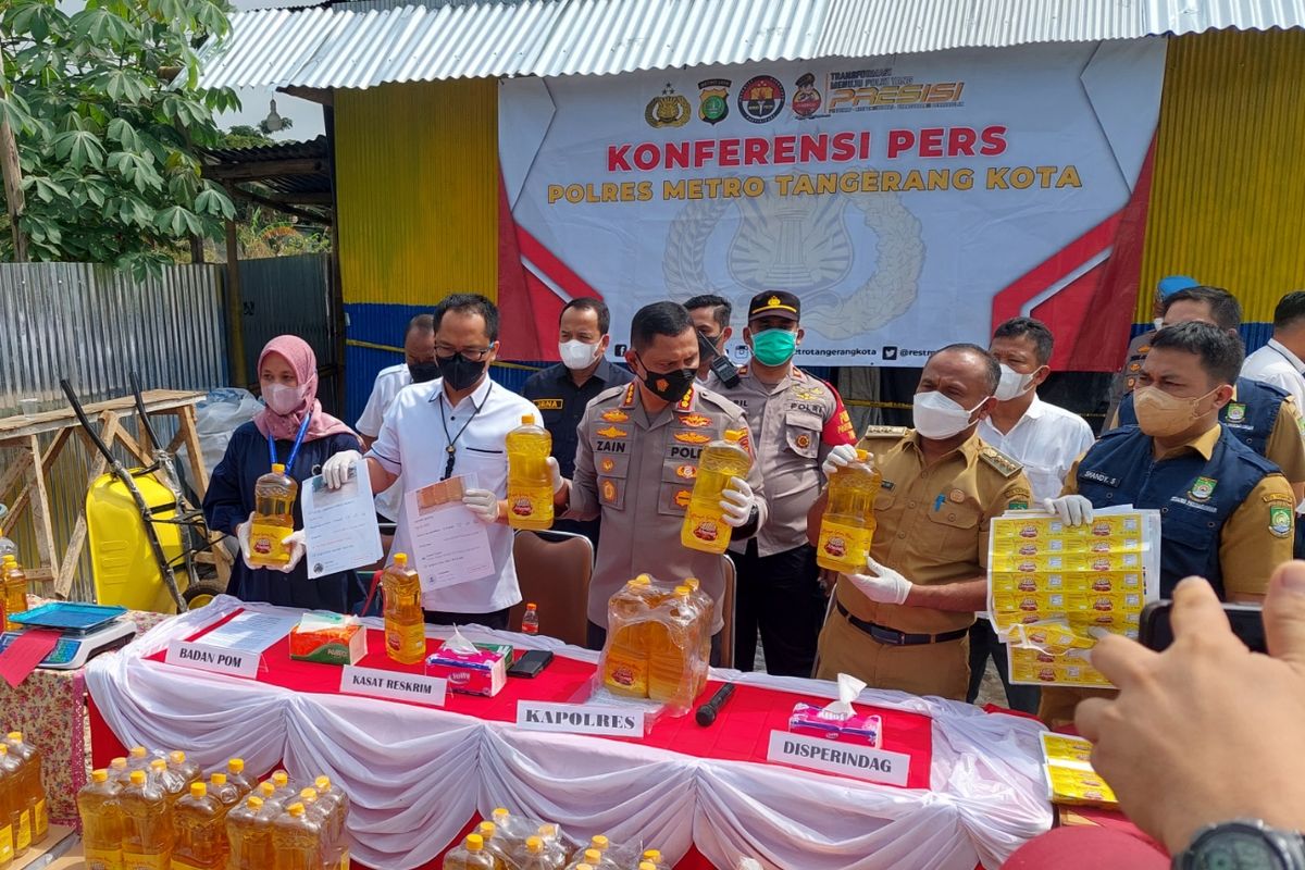 Kapolres Metro Tangerang Kota Kombespol Zain Dwi Nugroho saat konferensi pers kasus minyak goreng kemasan ilegal di Pinang, Kota Tangerang, Senin (27/6/2022).