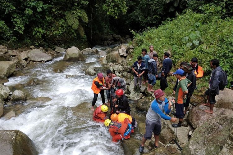 Tim SAR Danau Toba Parapat mengevakuasi korban hanyut terbawa arus sungai di Sungai Sirahar Desa Pusuk 2, Kecamatan Parlilitan, Kabupaten Humbahas, Senin (13/9/2021).