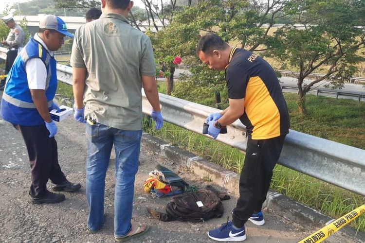 Lokasi ditemukannya mayat pria berbaju batik di Tol Sumo