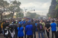 Demo Mahasiswa di Balai Kota Bekasi Berujung Ricuh, Massa Bakar Ban