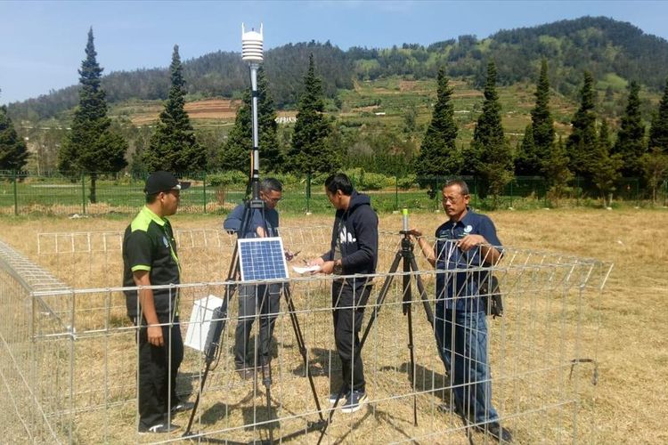 Petugas memasang perangkat AWS di kompleks Candi Arjuna, Dieng, Kabupaten Banjarnegara, Jawa Tengah, Rabu (3/7/2019)