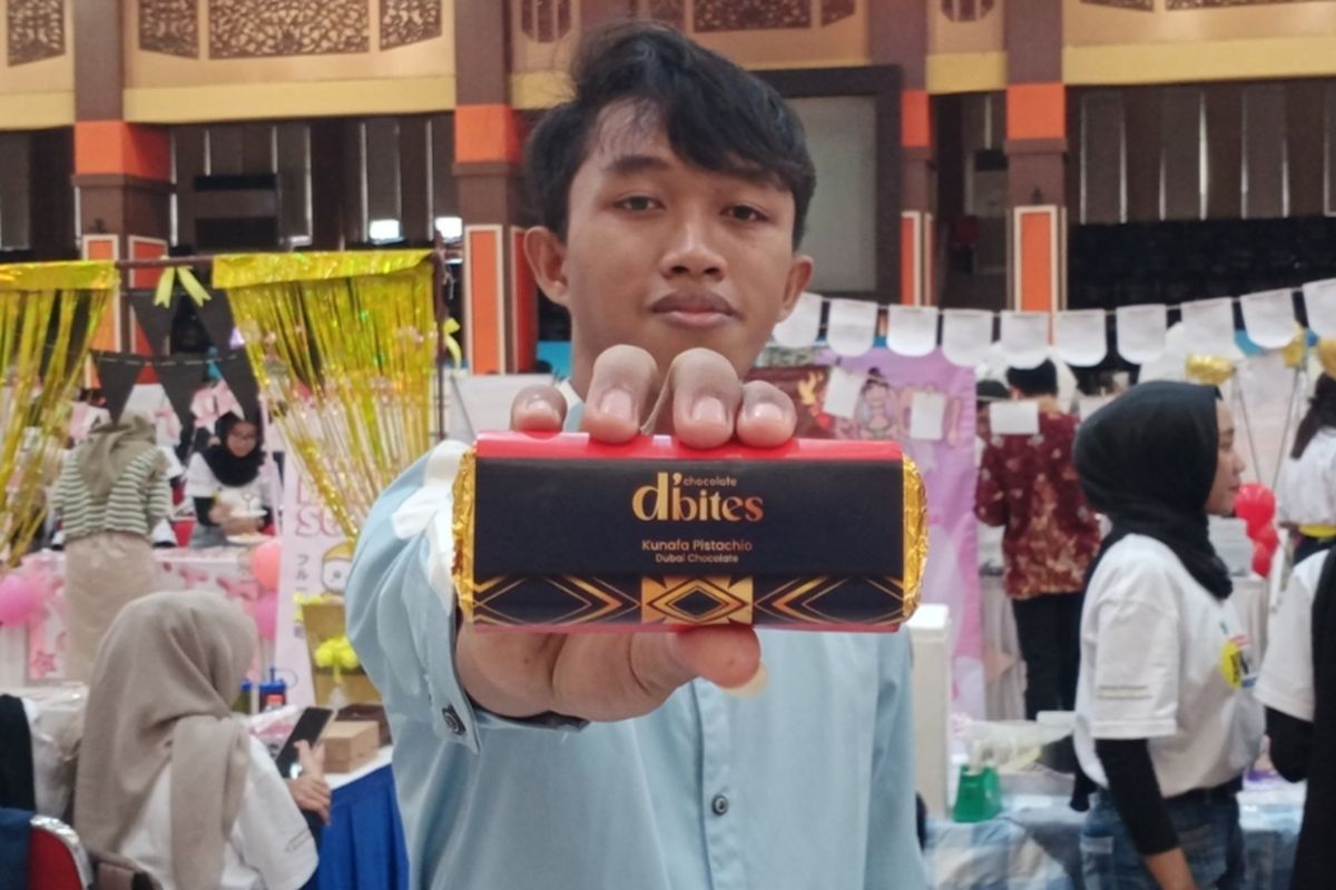 Salah satu kelompok mahasiswa di Jawa Timur yang sedang mengikuti Akademi Wirausaha Mahasiswa Merdeka (AWMM) 2024 tengah merintis usaha coklat dubai.