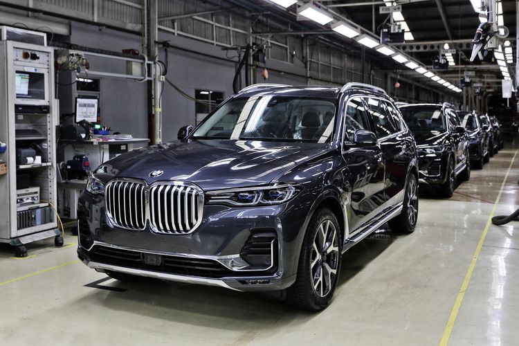 Mobil BMW X7 xDrive40i dan BMW X3 xDrive30i M Sport saat peluncuran secara virtual di Jakarta, Rabu (24/2/2020). BMW X7 xDrive40i ditawarkan dengan harga Rp 2.299.000.000,- off-the-road, sedangkan BMW X3 sDrive30i harganya Rp 1.139.000.000,- off-the-road.